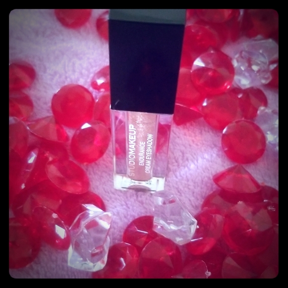 Makeup - Picture 1 of 3